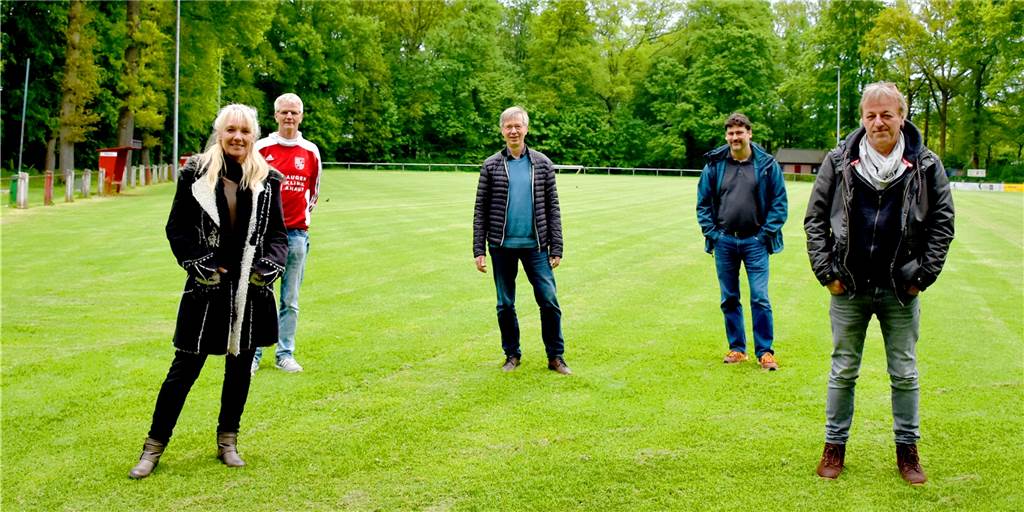 1000 Zuschauer? Livekonzert soll in Ahaus im September Partylaune bringen Noch wirkt der Plan fast ein bisschen unwirklich: Zusammen mit Gonda Nobbe-Elsing und Berthold Elsing (r.) stellen Joachim Geerdes, Harry Richter und dr. (Univ.-Bud.) Michael Gerl (hinten v.l.) das Rockfield-Festival in Ahaus auf die Beine. Am 18. September sollen fünf Bands in der Augenklinik-Ahaus-Arena spielen.