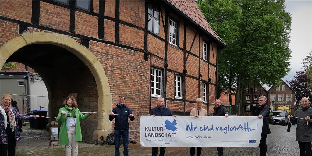 Regierungspräsidentin Dorothee Feller auf Stippvisite von Asbeck bis Ahaus Regierungspräsidentin Dorothee Feller (fünfte von links) hat sich vor Ort ein Bild über die Fortschritte und Vorhaben des Leader-Projektes gemacht.
