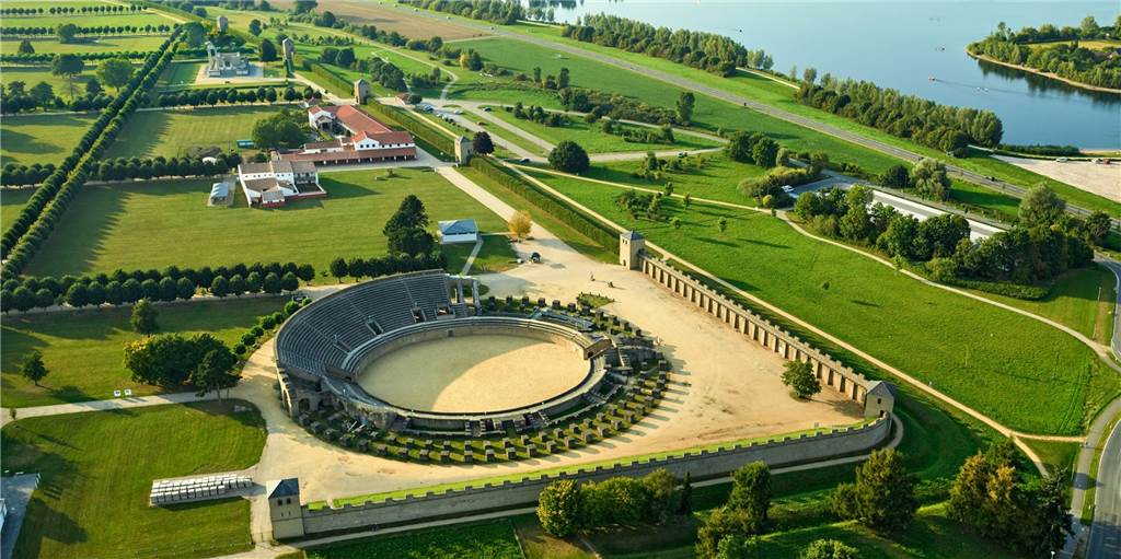 Xanten: Sandstrand mit Urlaubsflair vor den Toren der alten Römerstadt Das römische Xanten liegt vor den Toren der heutigen Stadt in einem weitläufigen archäologischen Park. Rechts ein weiteres Highlight: Die Xantener Südsee mit langem Sandstrand und vielen Wassersport-Möglichkeiten.