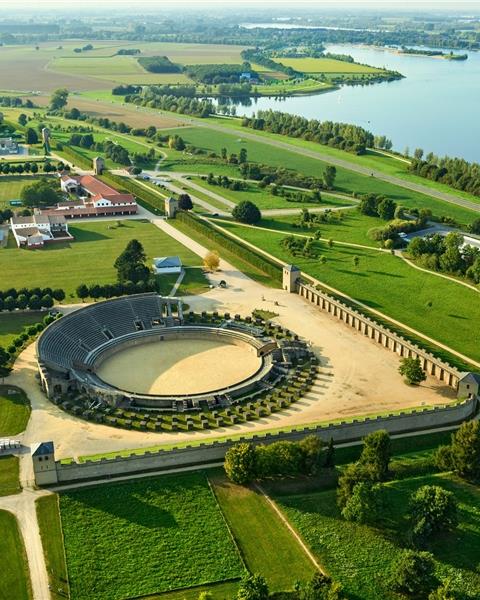 Xanten: Sandstrand mit Urlaubsflair vor den Toren der alten Römerstadt Das römische Xanten liegt vor den Toren der heutigen Stadt in einem weitläufigen archäologischen Park. Rechts ein weiteres Highlight: Die Xantener Südsee mit langem Sandstrand und vielen Wassersport-Möglichkeiten.