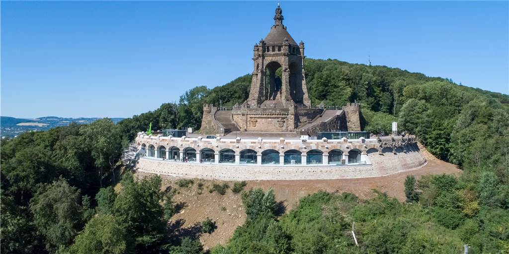 Porta Westfalica: Das wortwörtliche Tor zu Westfalen Assoziationen mit dem Kolosseum in Rom kommen beim Kaiser-Wilhelm-Denkmal nicht von ungefähr.
