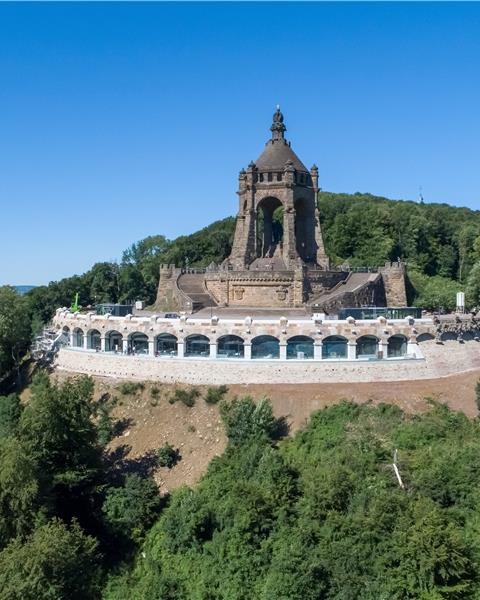 Porta Westfalica: Das wortwörtliche Tor zu Westfalen Assoziationen mit dem Kolosseum in Rom kommen beim Kaiser-Wilhelm-Denkmal nicht von ungefähr.