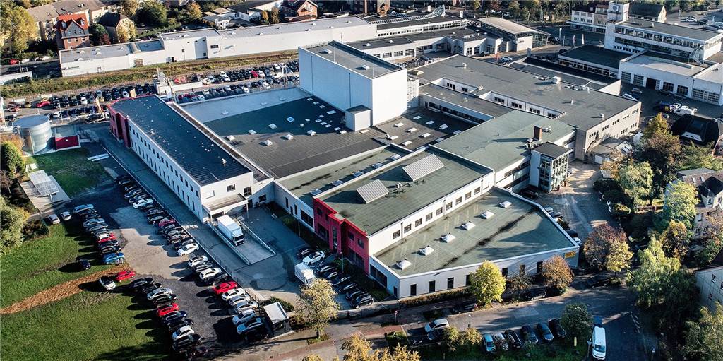 Strahlkraft seit 75 Jahren: Sicherungen von SIBA gehen in die ganze Welt Seit 75 Jahren schreibt die Firma Siba in Lünen Erfolgsgeschichte. Sie ist am Standort Borker Straße stetig gewachsen. Der weiße Quader in der Mitte ist das neue Hochregallager, das 2019 gebaut wurde.