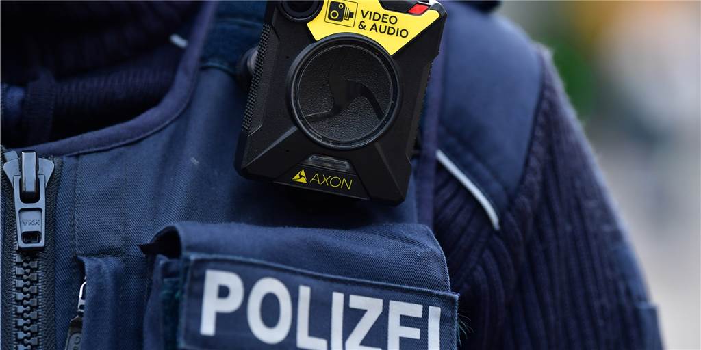 31-Jähriger beleidigt Polizisten auf Arabisch – und wird verstanden Mit einer sogenannten Bodycam, einer Videokamera, hatte die 27-jährige Polizistin einen Großteil des Einsatzes im vergangenen Dezember aufgenommen. Die Beleidigungen hatte sie zwar nicht aufgezeichnet, dem Richter reichte es aber auch so für ein Urteil.