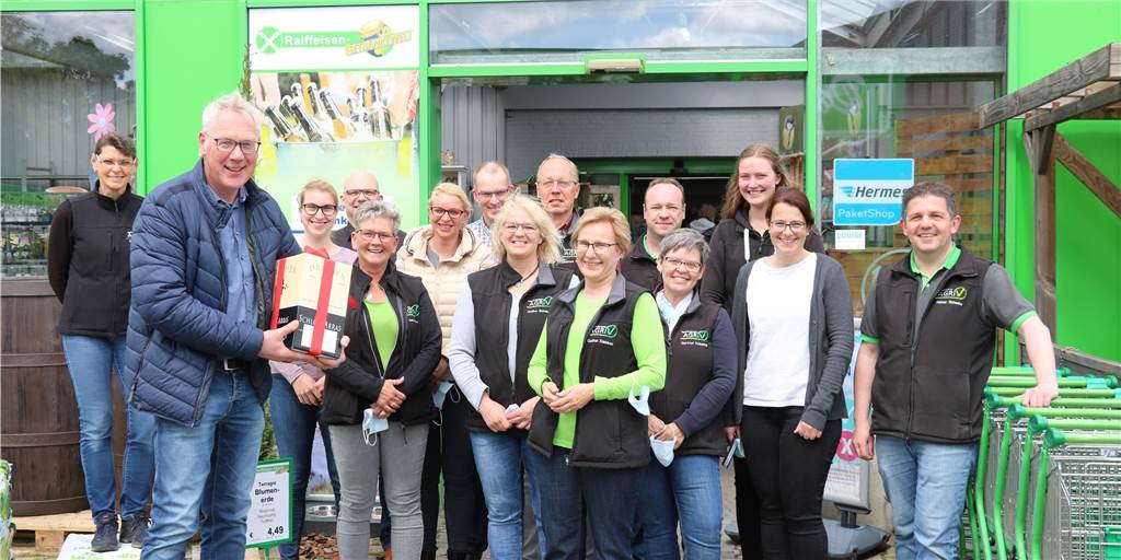 Nach 17.866 Arbeitstagen im Raiffeisen-Markt ist Schluss Das gesamte Team des Raiffeisen-Marktes Kirchhellen verabschiedete sich nach 49 Jahren von Gudrun Kleinken.
