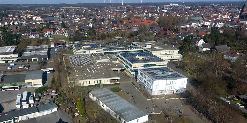 Im Halterner Schulzentrum wird es zu eng - Stadt plant deshalb Neubau Das Schulzentrum soll erweitert werden. Als Bauplatz ist der Bolzplatz an der Annabergstraße, auf dem Foto im Vordergrund rechts, vorgesehen.