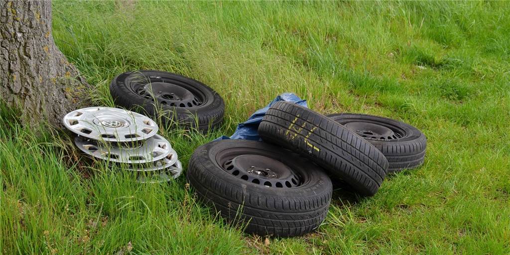 Illegale Müllentsorgung: Nienborger greift ein und gerät in Verdacht In der Bauerschaft Callenbeck wurden Autoreifen und Radkappen illegal in der Natur entsorgt.