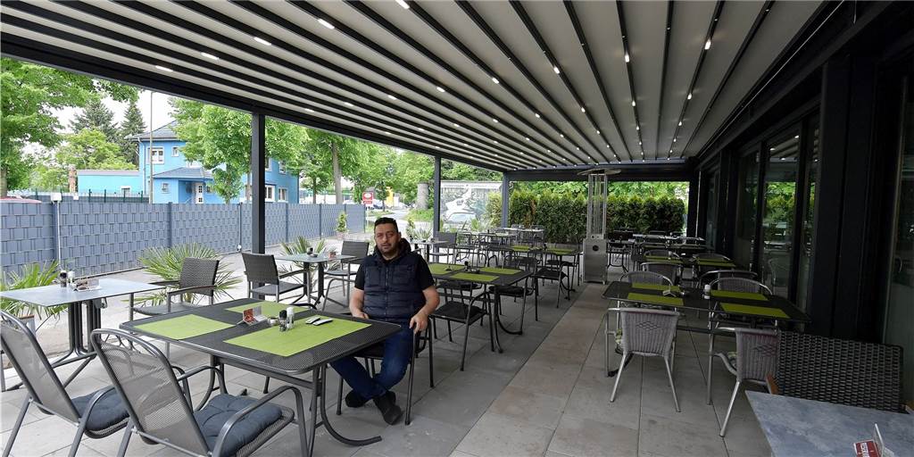 Neuer Biergarten im Lokal „Poseidon“: Gäste speisen unter einer Pergola In dem neuen Biergarten des Restaurants "Poseidon" in Beckinghausen sitzen die Gäste unter einer Pergola. Die bietet Schutz vor Regen, kann bei Sonne aber auch geöffnet werden.