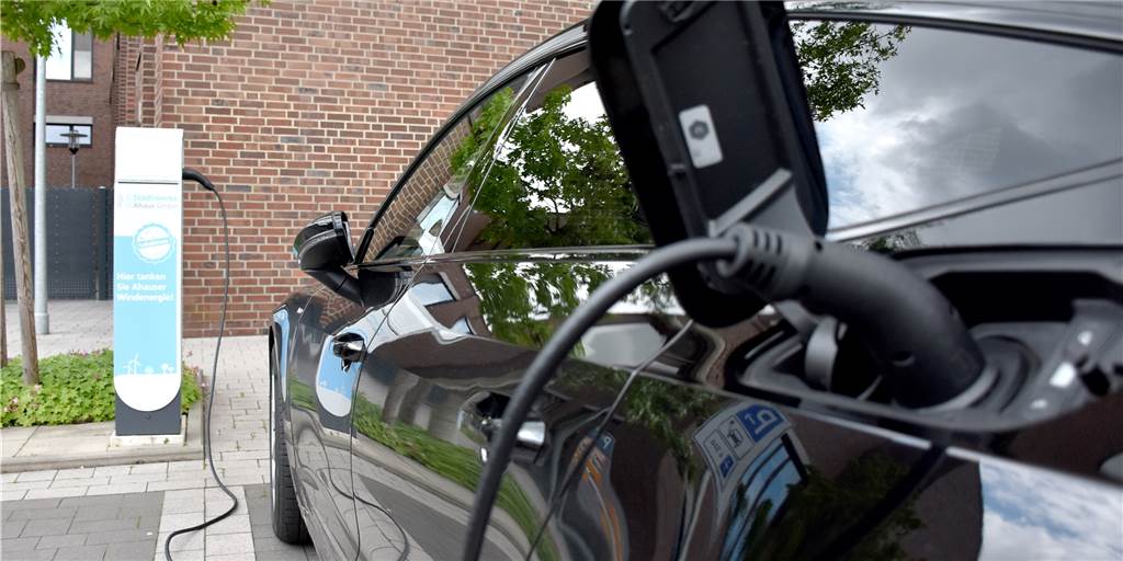Elektroautos haben in Ahaus mehr Lademöglichkeiten als im Bundesschnitt 30 Ladepunkte betreiben allein die Stadtwerke Ahaus – wie hier am Ahauser Rathaus. Rechnerisch kommen im ganzen Stadtgebiet knapp zehn E-Autos auf einen öffentlichen Ladepunkt.