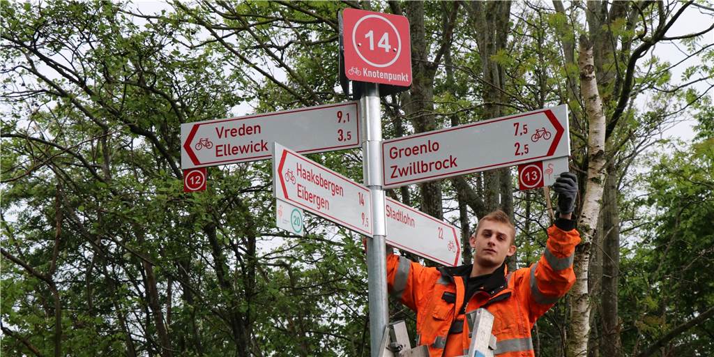Radeln nach Zahlen: Knotenpunktnetz wird bis zu den Sommerferien fertig Lukasz Bollek montiert die Knotenpunktschilder: Ein weitsichtbares Hütchen mit der Knotenpunktnummer oben und die neuen Einschübe an den bereits bekannten Pfeilwegweisern.