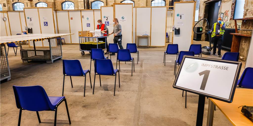 Wer impft günstiger – Arzt in der Praxis oder im Impfzentrum? Blick in das kürzlich erweiterte Impfzentrum auf Phoenix-West.
