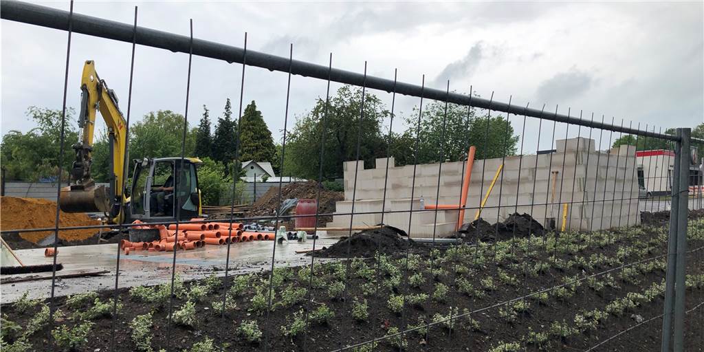 Was wird an der Evinger Straße gebaut? Das Geheimnis ist jetzt gelüftet An der Evinger Straße zwischen Eisenbahnbrücke und McDonald's ist seit einiger zeit eine rege Bautätigkeit zu beobachten