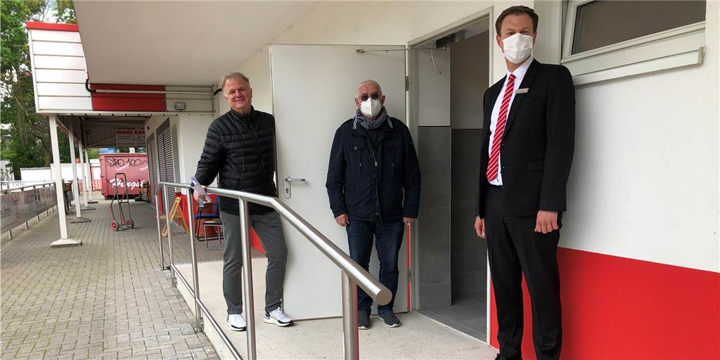 Vorteile nicht nur für Mitglieder: Brackeler Fußballverein hat zwei Neuerungen Olaf Schäfer, Vorsitzender beim SV Brackel, und sein Stellvertreter Gerd Wild (v.l.) präsentieren einige Moderniserungen auf dem Vereinsgelände. Sie Sparkasse, hier vertreten durch den Brackeler Zweigstellenleiter Marcel Kohlhaas, hat geholfen