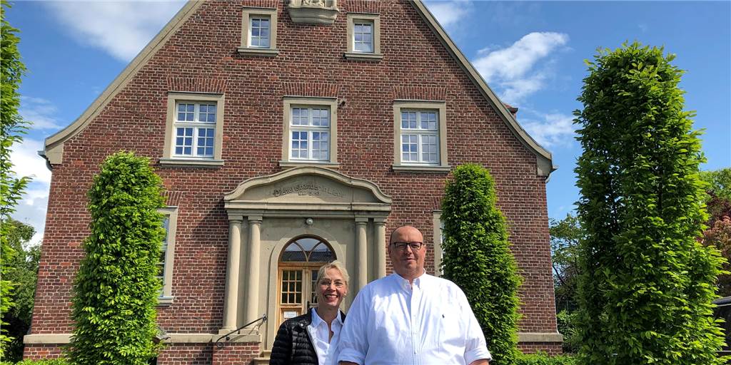 Die Baugruppe Emming will Bau von Mehrfamilienhäusern vorantreiben Dagmar und Peter Emming vor dem ehemaligen Schwesternhaus in Oeding, dessen Fassade beim Umbau zum Firmensitz erhalten wurde. Drinnen sind in modernen Ambiente die Räume des Agrarkontor- und –handels und der Immobilienfirmen untergebracht.