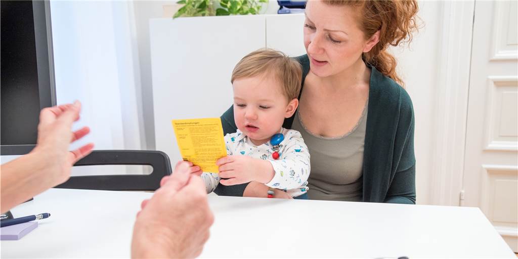 Eltern zu Corona-Impfung für Kinder: „Wir brauchen klare Aussagen“ Sollen Eltern ihre Kinder gegen Corona impfen lassen? Viele Familien sind wegen möglicher Nebenwirkungen verunsichert. (Symbolbild)
