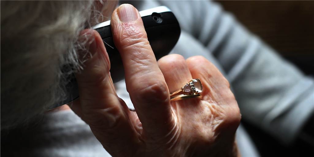 Netter „Doktor“ quatschte Seniorin unbemerkt in die Pillen-Abo-Falle Netter „Doktor“ quatschte Seniorin unbemerkt in die Pillen-Abo-Falle