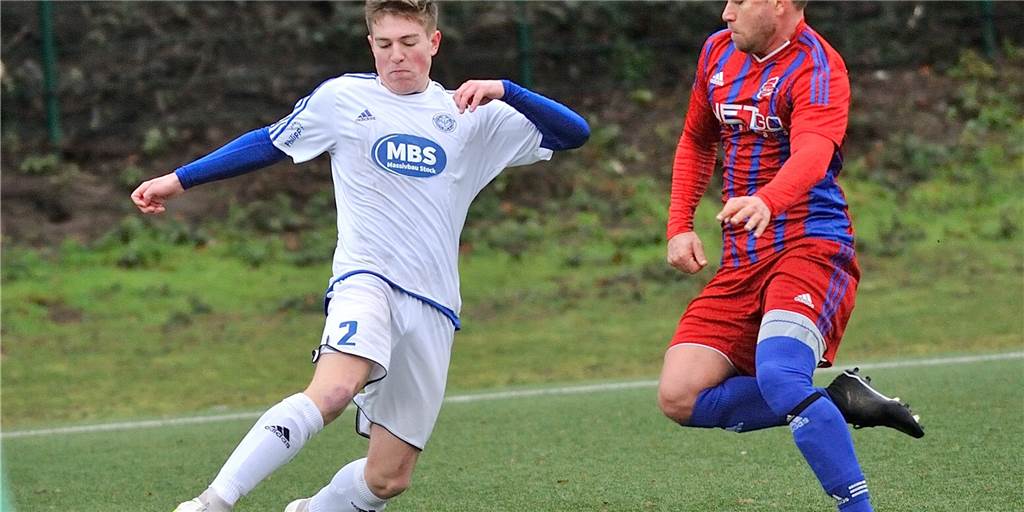 ETuS-Spieler Henniges arbeitet am Comeback und hat ein besonderes Ziel Timm Henniges (l.) vom ETuS Haltern hofft, bald endlich wieder auf dem Platz stehen zu können.