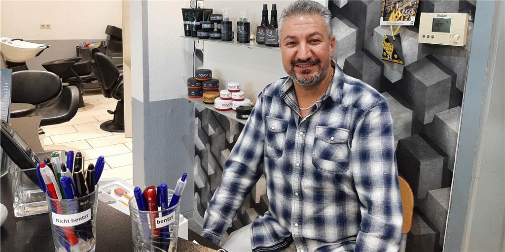 Testpflicht beim Friseur fällt weg: „Die letzten Wochen haben wehgetan“ Hüseyin Yilmaz vom "Salon Gute Laune" hofft auf mehr Kundschaft, jetzt, wo die Testpflicht für einen Besuch im Friseursalon nicht mehr gilt.
