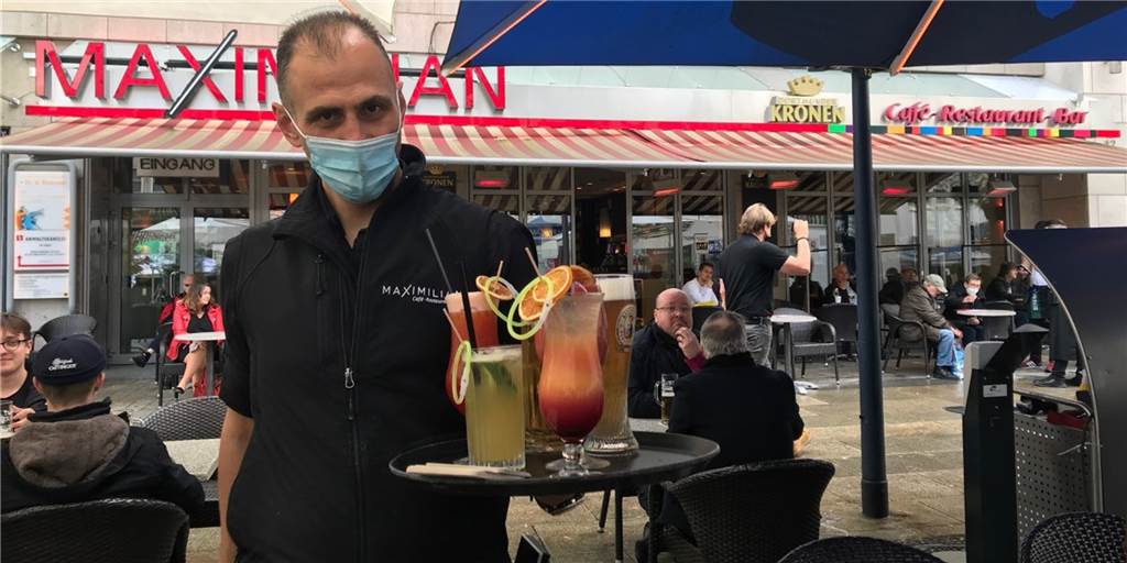 Alter Markt wieder geöffnet – Gastronom: „Es war sensationell“ Ein Getränk gefällig? Auf dem Alten Markt wird wieder serviert.