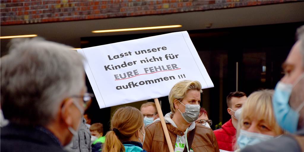 Rund 200 Kinder, Eltern und Lehrer der Irena-Sendler-Gesamtschule – und auch Familien der 23 abgelehnten Kinder – haben vor der Stadthalle gegen die Entscheidung der Bezirksregierung protestiert.