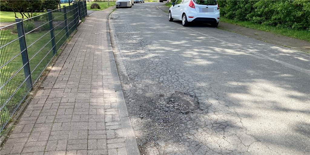 Baustelle Pädagogenweg: Ärger über Schlaglöcher und parkende Autos Schlaglöcher sind durch den Baustellenverkehr zum Pädagogenweg in der Buchenwaldstraße entstanden. Wenigstens eine notdürftige Reparatur fordert ein Anwohner.