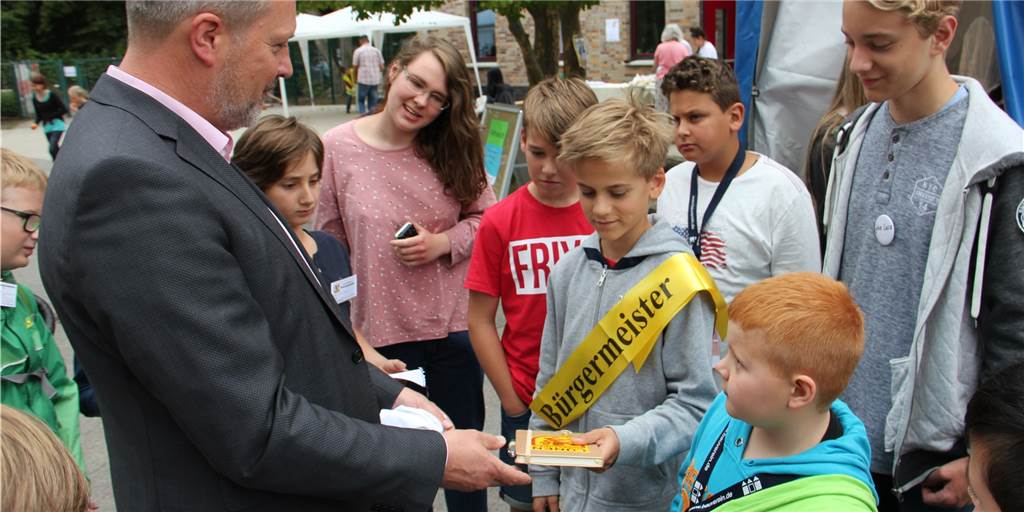 Bei „Lünopoli“ lernen Kinder, wie eine Stadt funktioniert - und übernehmen selbst Verantwortung von den „Großen“, wie hier von Bürgermeister Jürgen Kleine-Frauns.