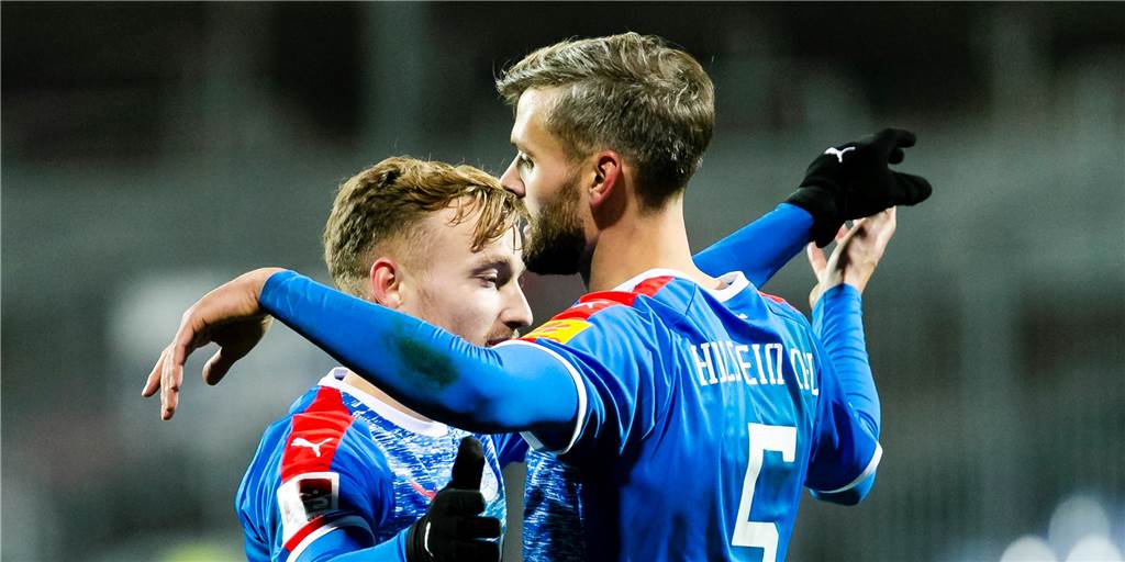 Kiel-Profi Stefan Thesker: Verrückte Saison soll mit Aufstieg enden Ende Februar bestritt Stefan Thesker (r.) sein letztes Spiel für Holstein Kiel. Auch am Samstag im entscheidenden Relegationsspiel gegen den 1. FC Köln muss er sein Team von außen anfeuern.