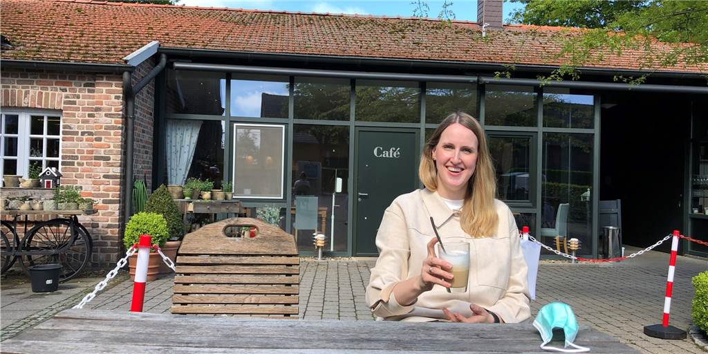 Beim Hof Schulze Kökelsum in Olfen ist alles bereit für den Ansturm der Gäste Jennifer Schulze Kökelsum, Chefin des Hofcafés und des Bauernladens, ist erleichtert, dass jetzt einige coronabedingte Restriktionen wegfallen.
