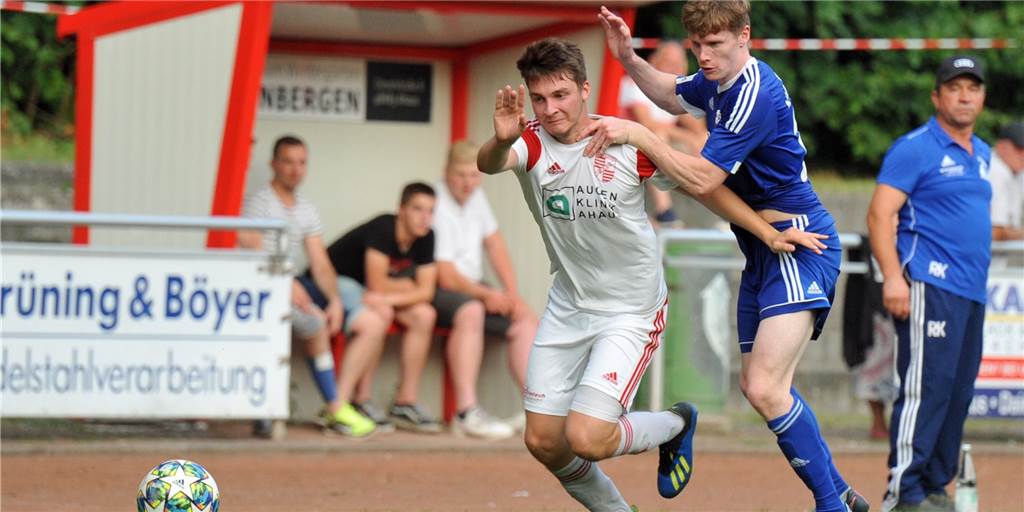 Entscheidung über Eintracht-Pokal 2021 ist gefallen Beim Eintracht-Pokal 2019 traf Eintracht Ahaus mit Lennart Varwick (l.) unter anderem auf den SuS Stadtlohn, hier mit Lars Sparwel.