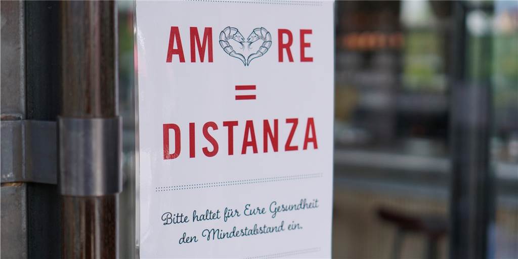 Castrop-Rauxeler Innengastronomie bereitet sich auf Öffnung vor So herzlich werden den Gästen die Regeln in der L'Osteria erklärt.