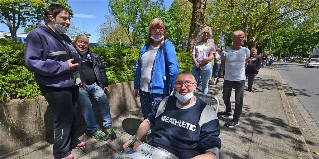 Sonder-Impfaktion: „Ich möchte einfach meine Freiheit wieder haben“ Thorsten Weber und seine Frau Elisabeth warten geduldig in der Schlange auf ihre Impfung.