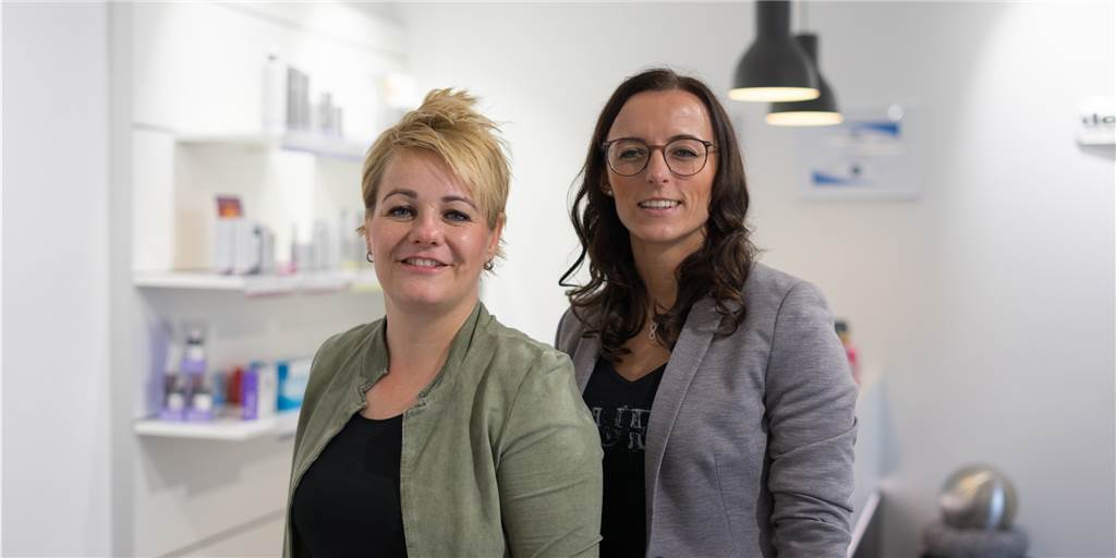 Miriam Damm ist endlich wieder nah dran am Menschen Inhaberin Miriam Damm (r.) und Mitarbeiterin Nadine Tenostendarp sind sehr glücklich, dass es wieder losgeht.