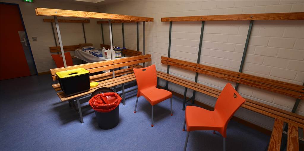 Sonder-Impfaktion gestartet: Viele hundert Meter lange Schlange Der Blick in eine der Impfkabinen im Heine-Gymnasium in Nette.
