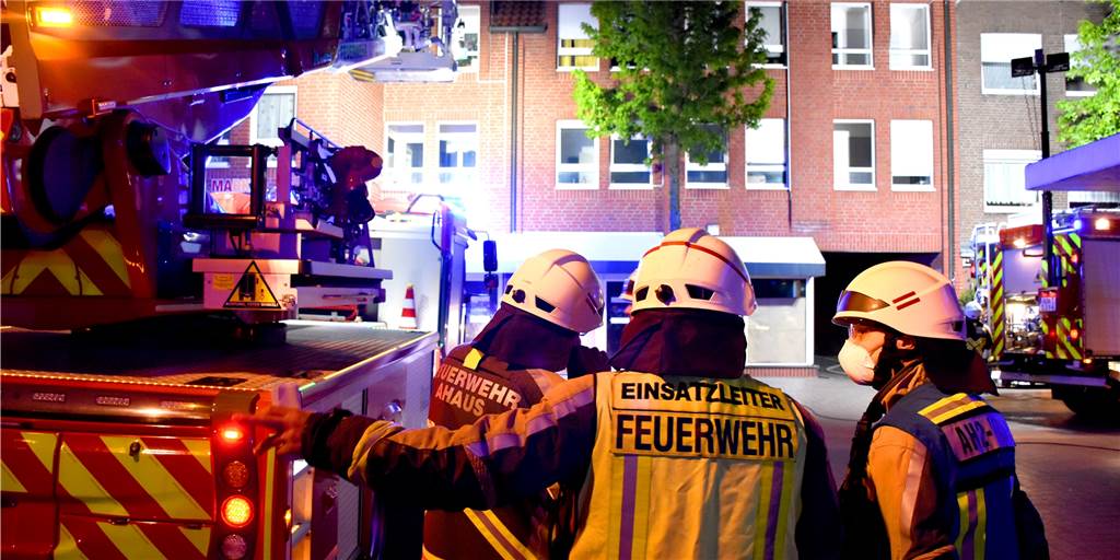Die Feuerwehr hat am frühen Samstagmorgen 29 Bewohner eines Mehrfamilienhauses in der Innenstadt in Sicherheit gebracht. In der Tiefgarage waren Mülltonnen in Brand geraten. Der Rauch hatte sich durch das ganze Gebäude ausgebreitet.