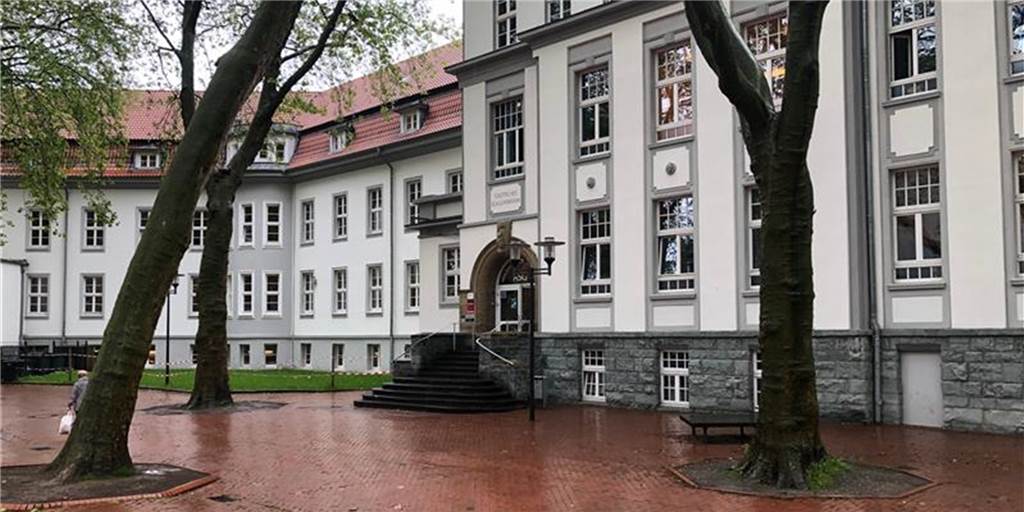 Noch ist der Schulhof des Adalbert-Stifter-Gymnasiums leer. Ab Montag tummeln sich hier wieder alle Schüler.