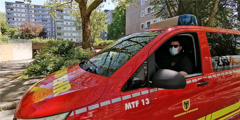Impfaktion: Feuerwehr ruft mit Lautsprecher-Durchsagen zum Impfen auf Per Lautsprecher-Durchsagen ruft die Feuerwehr zum Impfen auf. Den ganzen Sonntag fährt der Kleinbus durch die Straßen von Bodelschwingh, Westerfilde und - hier im Bild - Nette.