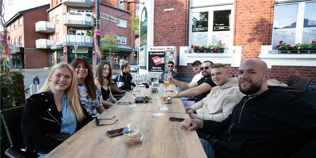 Fotorundgang durch Selm: So nutzte Selm die Corona-Lockerungen Endlich wieder mit Freunden im Restaurant anstoßen: Die Außengastronomien in Selm durften wieder Gäste empfangen und bei den angenehmen Temperaturen nutzten viele Selmer die Chance, wie hier im Gasthof Suer in der Selmer Altstadt.