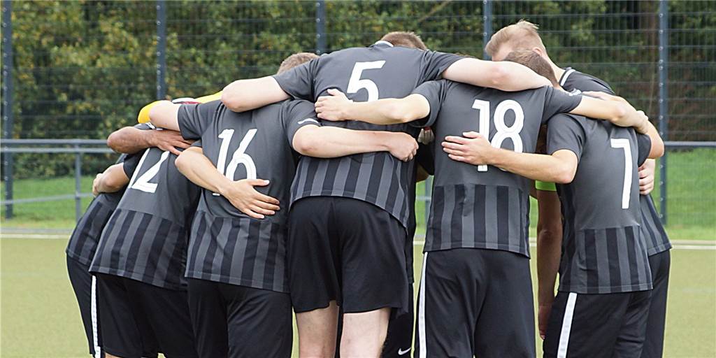 Unerwarteter Trainerwechsel: A-Kreisligist reagiert sofort und präsentiert den Nachfolger Das ging schnell: Ein neuer Trainer steckt nun in der Kreisliga A (2) mit seinen Spielern die Köpfe zusammen.