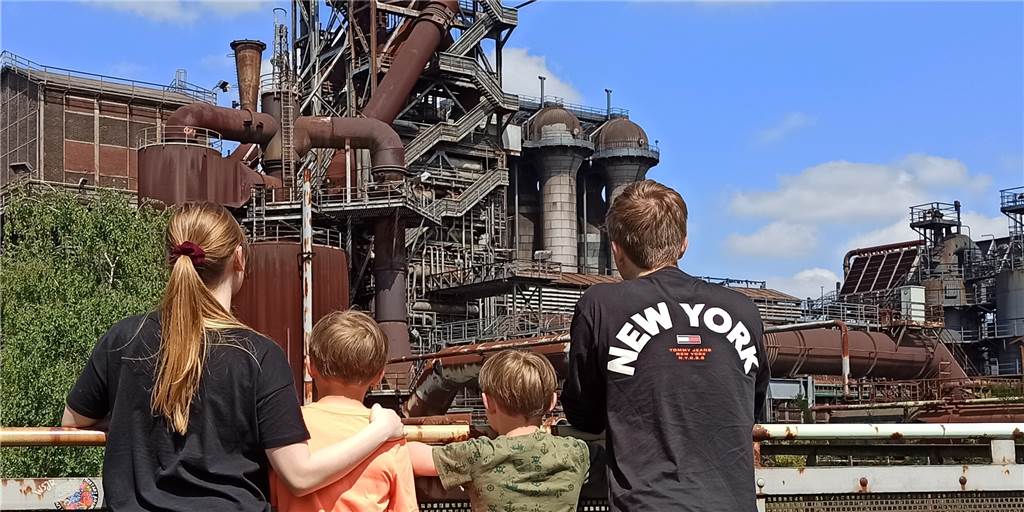 Ausflugstipp für Familien trotz Pandemie: Der Landschaftspark Duisburg Zusammen haben wir die Aussicht auf den Industriepark genossen.