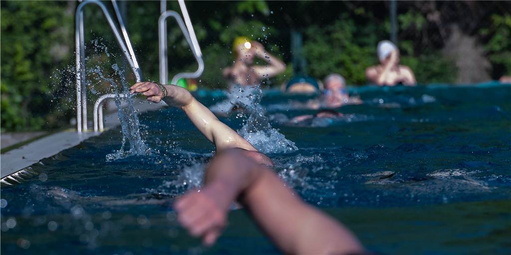 Fünf Werktage unter 35: Jetzt kommen weitreichende Lockerungen Die Lockerungen in Inzidenzstufe-1 wirken sich auch auf den Besuch im Freibad aus.