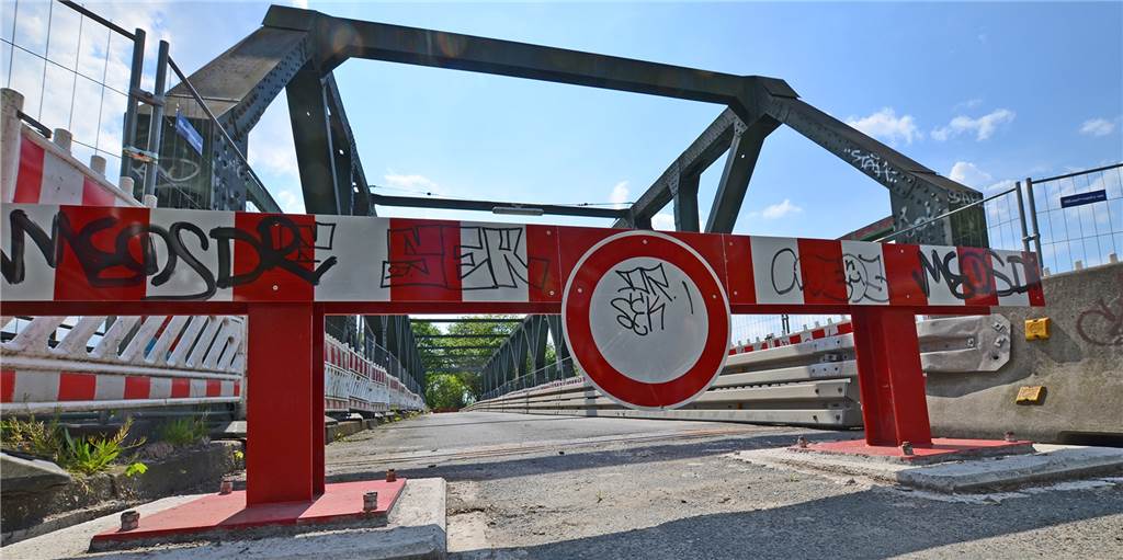 Marode Kanalbrücke: Vollsperrung ist für die Stadt Dortmund keine Option Eine Sperrbake aus massiven Stahlträgern verhindert, dass Autos über die Brücke rollen. Eine schmale Passage auf der Nordseite (r.) ermöglicht Fußgängern und Radfahrern eine Kanalquerung.