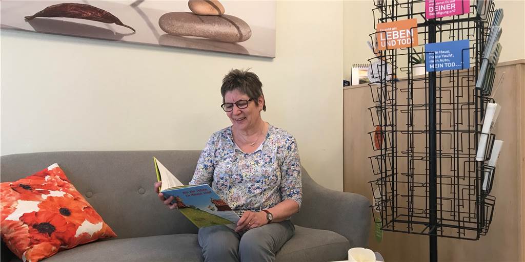 Hospizarbeit: Sprechstunden und Friedhofscafé finden wieder statt Die Hospizgruppe St. Franzskus Legden-Asbeck hat viele Bücher zur Trauerbewältigung, auch für Kinder.
