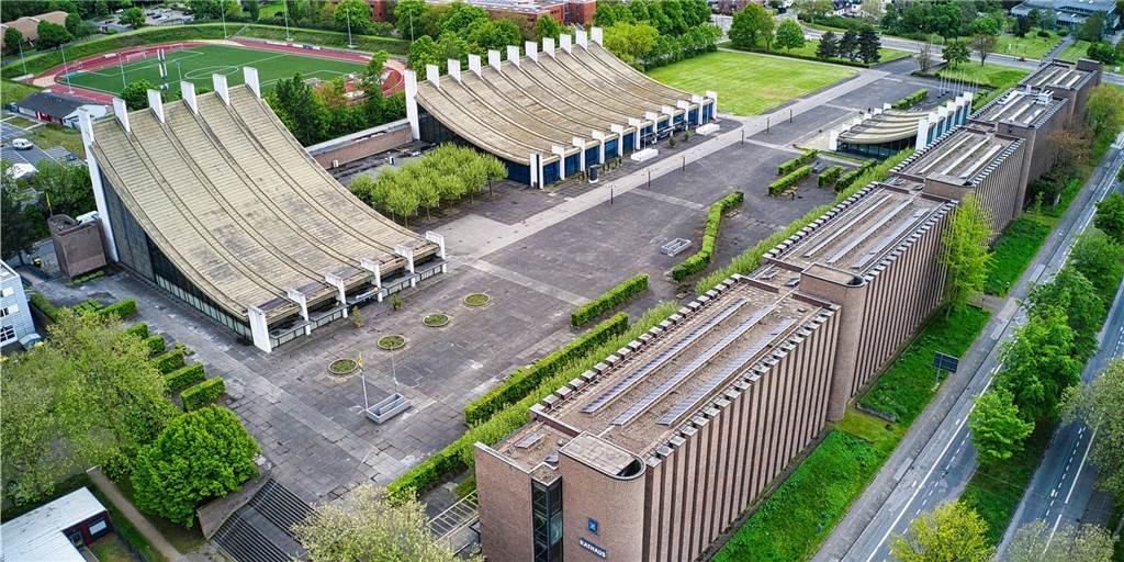 Links Stadt- und Europahalle, rechts Rathaus und Ratssaal: Der Stadtmittelpunkt von Castrop-Rauxel am Europaplatz ist sanierungsbedürftig und wird den Steuerzahler noch viele Millionen Euro kosten.