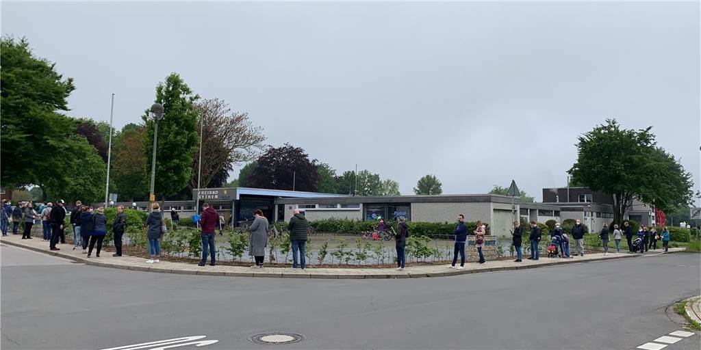 Schwimmkurs-Anmeldung führte im Freibad Sythen zu „riesigem Theater“ Am Freitag strömten viel mehr Menschen zur Anmeldung für Schwimmkurse, als der Sythener Freibadverein zunächst einkalkuliert hatte.