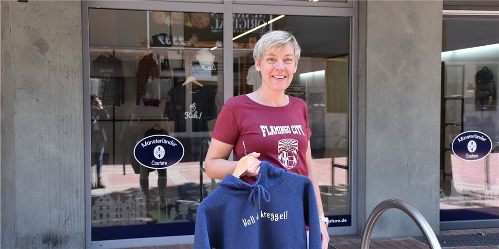 Kleidung für Vreedenske Ösken: Münsterländer Couture in der Innenstadt Im neuen Geschäft an der Wessendorfer Straße in Vreden gibt es ab dem 31. Mai die Kleidung für Lokalpatrioten. Vor Ort können Kleidungsstücke per Stickmaschine personalisiert werden.