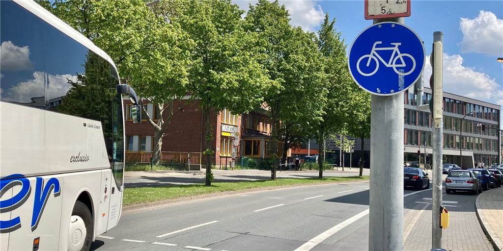 Wichtige Verkehrsachse wird umgebaut: Auto-Fahrspur muss für Radfahrer weichen Wichtige Verkehrsachse wird umgebaut: Auto-Fahrspur muss für Radfahrer weichen