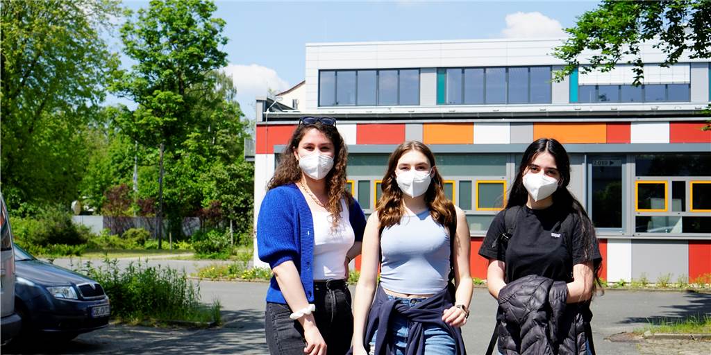 Schülerinnen zurück im Präsenzunterricht: Geschafft, aber glücklich Schülerinnen zurück im Präsenzunterricht: Geschafft, aber glücklich