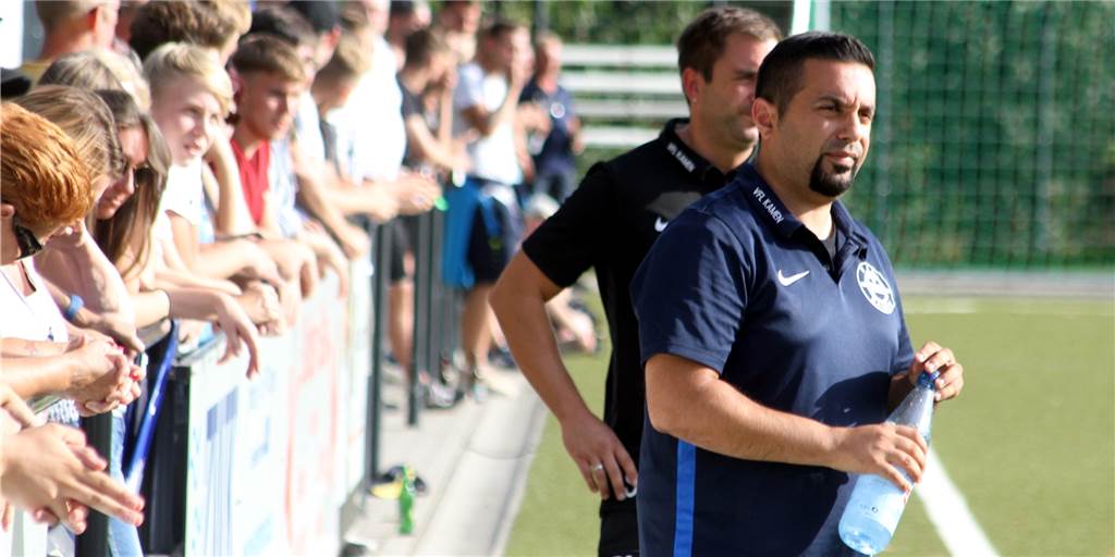 Trainertalente beim VfL Kamen: „Die lassen sich für ein Spiel auch einfliegen!“ Emre Aktas - hier mit Co-Trainer Sebastian Laub - sieht bei seinem VfL Kamen einige Kandidaten, die für eine spätere Traineraufgabe infrage kommen.