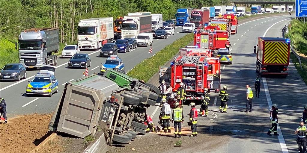 Mit Video: Schwerer Unfall auf der A45 – Rettungshubschrauber im Einsatz Bei einem schweren Verkehrsunfall auf der A45 kippte ein Lastzug auf die Mittelleitplanke.