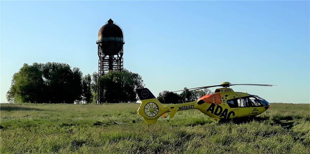 Hubschrauber „Christoph 8“ landete in der Nähe des Lanstroper Eis Der ADAC-Rettungshubschrauber "Christoph 8" landete am Montag auf einer Wiese in der Nähe des Lanstroper Eis